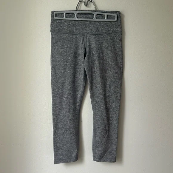 Size 4. Lululemon cropped legging - Picture 1 of 4